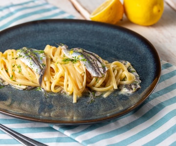 Linguine com anchovas marinadas e pecorino
