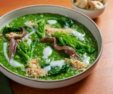 Risoto com folhas de nabo, anchovas e molho de alho
