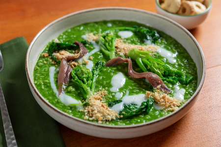 Risoto com folhas de nabo, anchovas e molho de alho