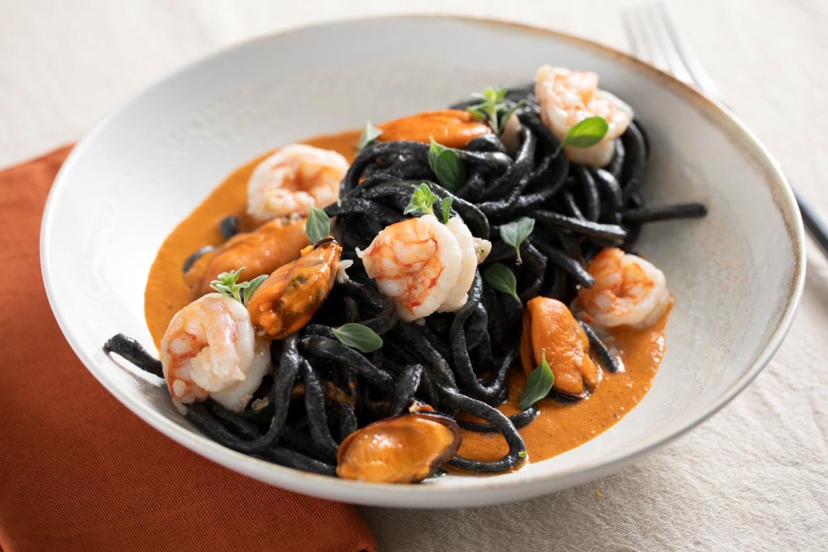 Espaguete à guitarra com tinta de lula, mexilhões e camarões