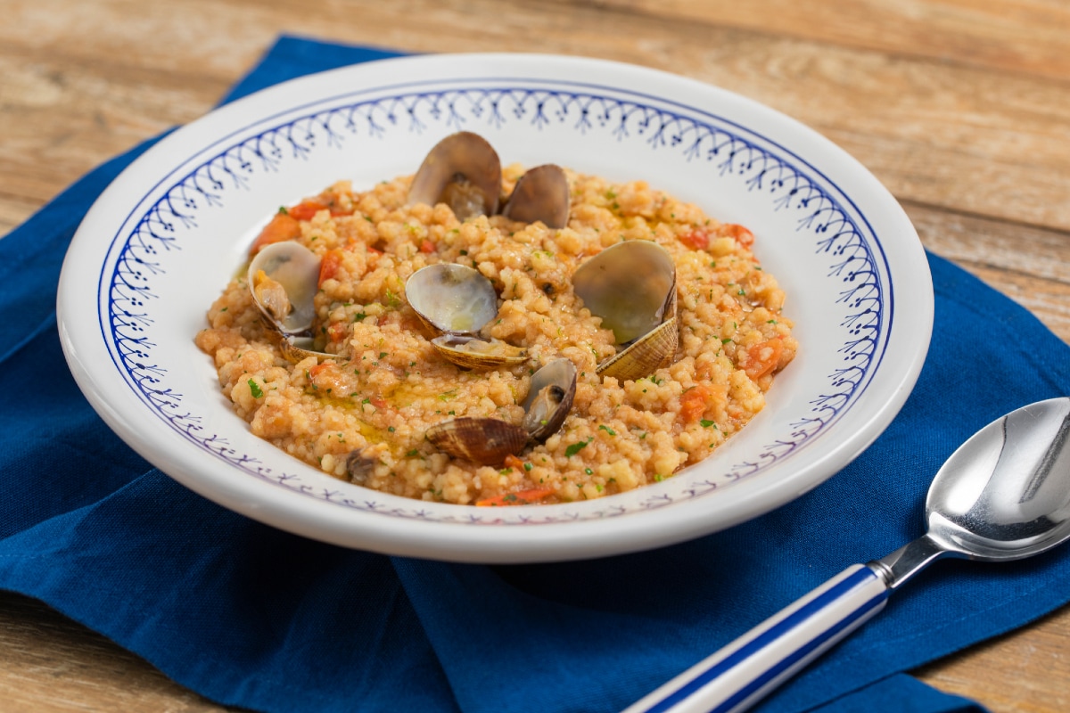 Fregola com amêijoas e tomatinhos