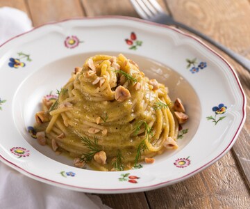 Massa com creme de alho-poró braseado, avelãs e funcho