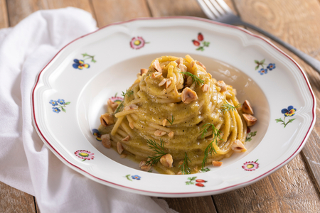 Massa com creme de alho-poró braseado, avelãs e funcho
