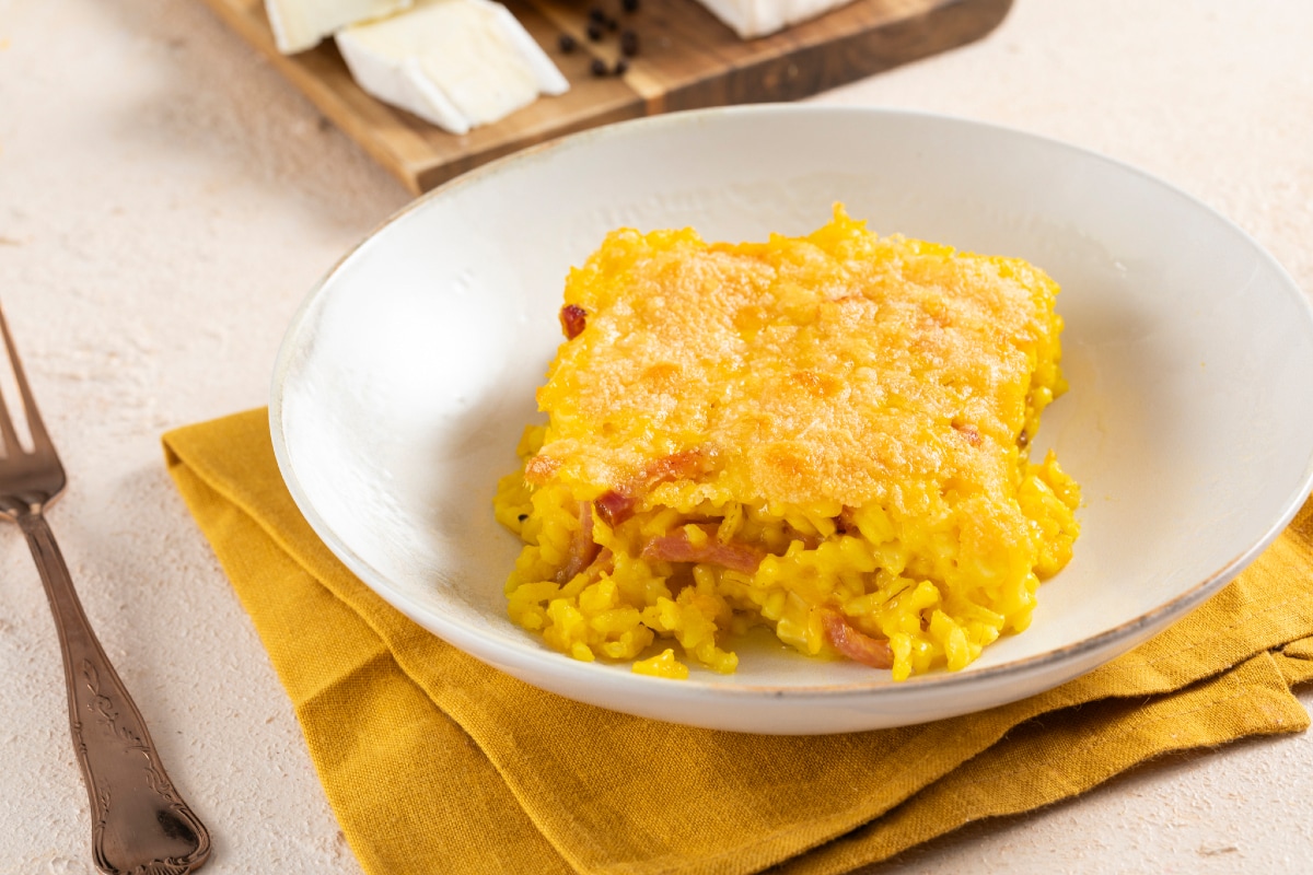 Arroz de açafrão ao forno com speck e brie