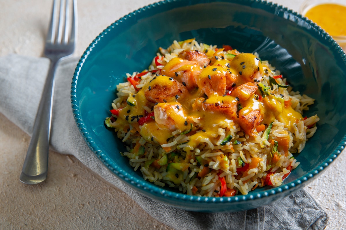Arroz basmati com salmão, gergelim e molho picante