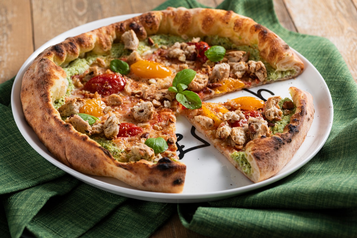 Pizza com borda recheada com pesto e ricota