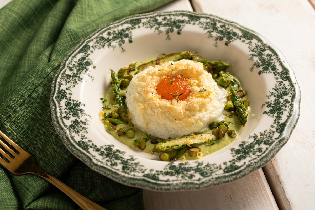 Nuvens de ovos e aspargos