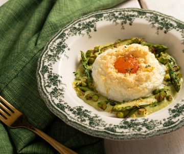 Nuvens de ovos e aspargos