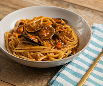 Massa cremosa com mexilhões e amêijoas