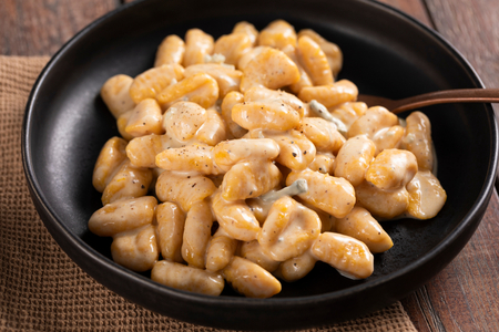 Nhoque de abóbora com creme de gorgonzola