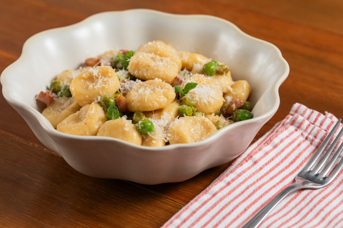 Nhoque de ricota com ervilhas, pecorino e guanciale