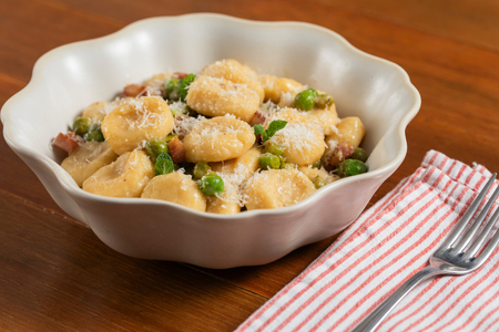 Nhoque de ricota com ervilhas, pecorino e guanciale