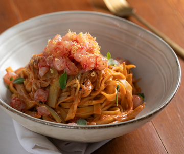 Fettuccine com alcachofras e camarões