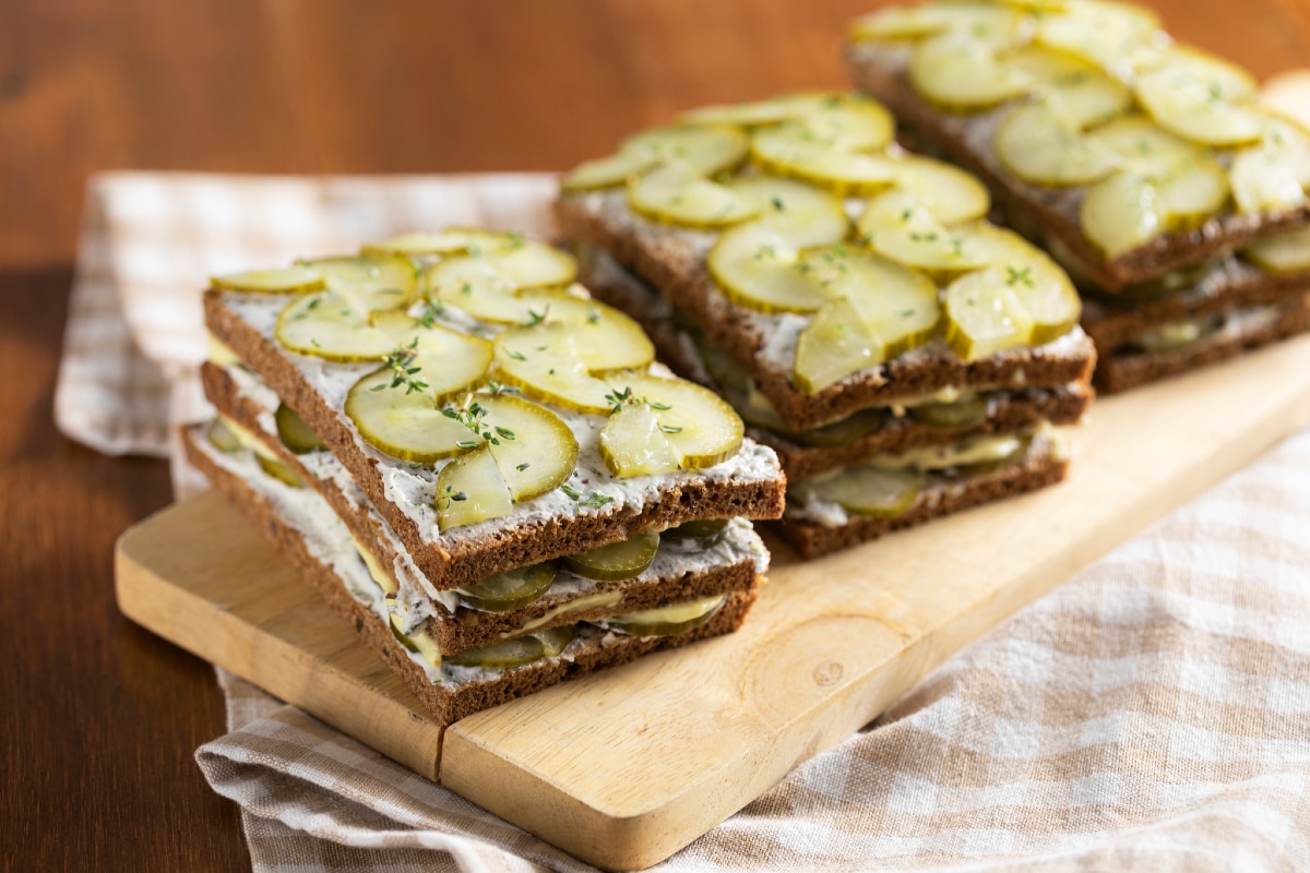 Sanduíche de pepino e queijo de cabra