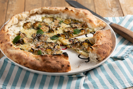 Pizza alla Nerano com borda recheada