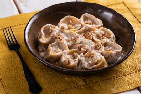 Ravioli de ricota e ervas com molho de nozes