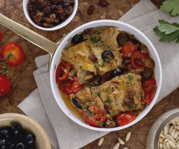 Bacalhau com uva-passa e pinhões