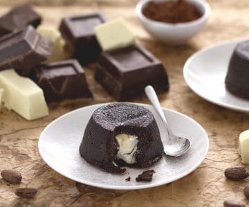 Bolinho de chocolate com coração de chocolate branco
