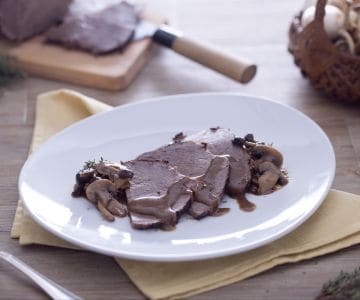 Assado com cogumelos e vinho tinto