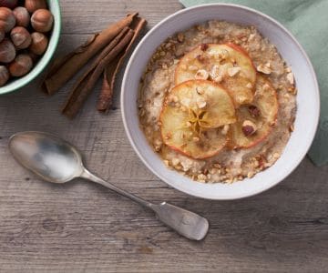 Porridge de maçã e avelãs