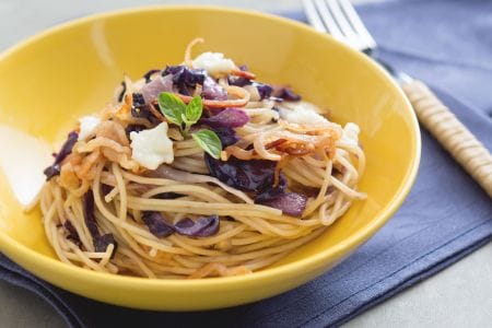 Pasta com repolho e bacon