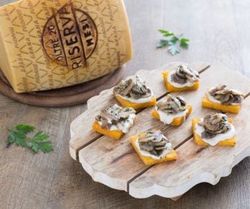 Crostini de polenta com cogumelos e fonduta de Grana Padano