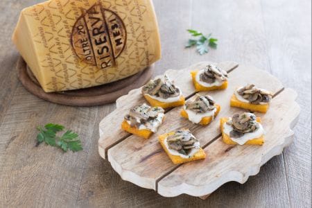Crostini de polenta com cogumelos e fonduta de Grana Padano