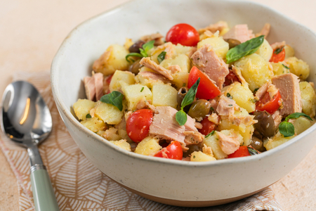 Salada de batata e atum