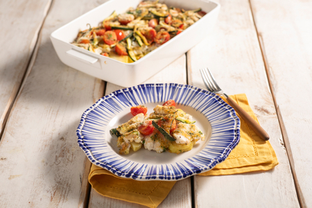 Robalo gratinado com tomates, batatas e abobrinhas