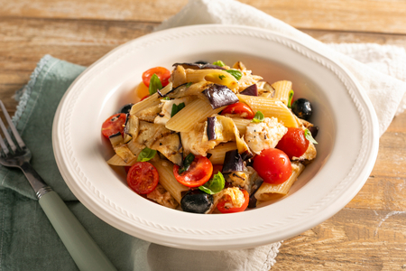 Massa fria com muçarela e berinjela grelhada