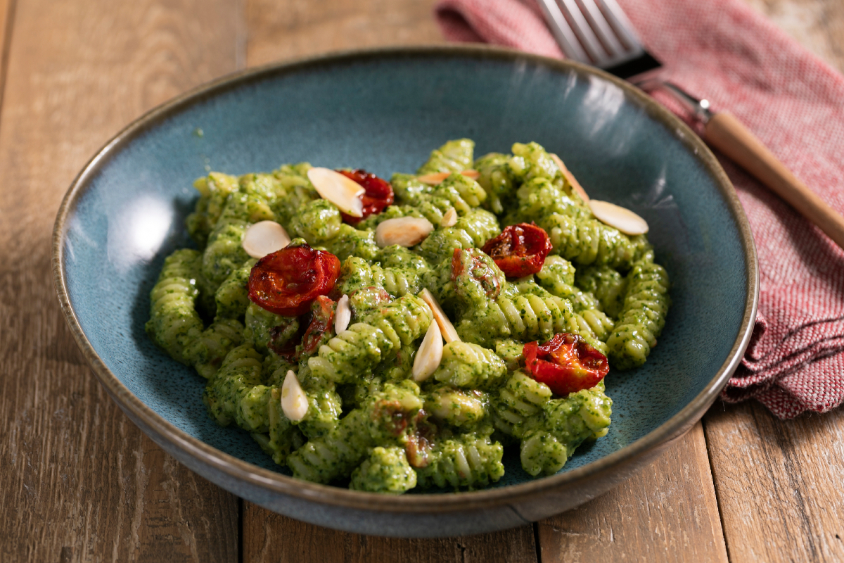 Massa fria com pesto de rúcula e tomatinhos