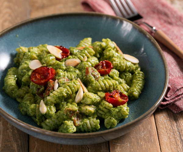 Massa fria com pesto de rúcula e tomatinhos