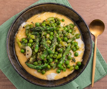 Polenta com legumes primaveris