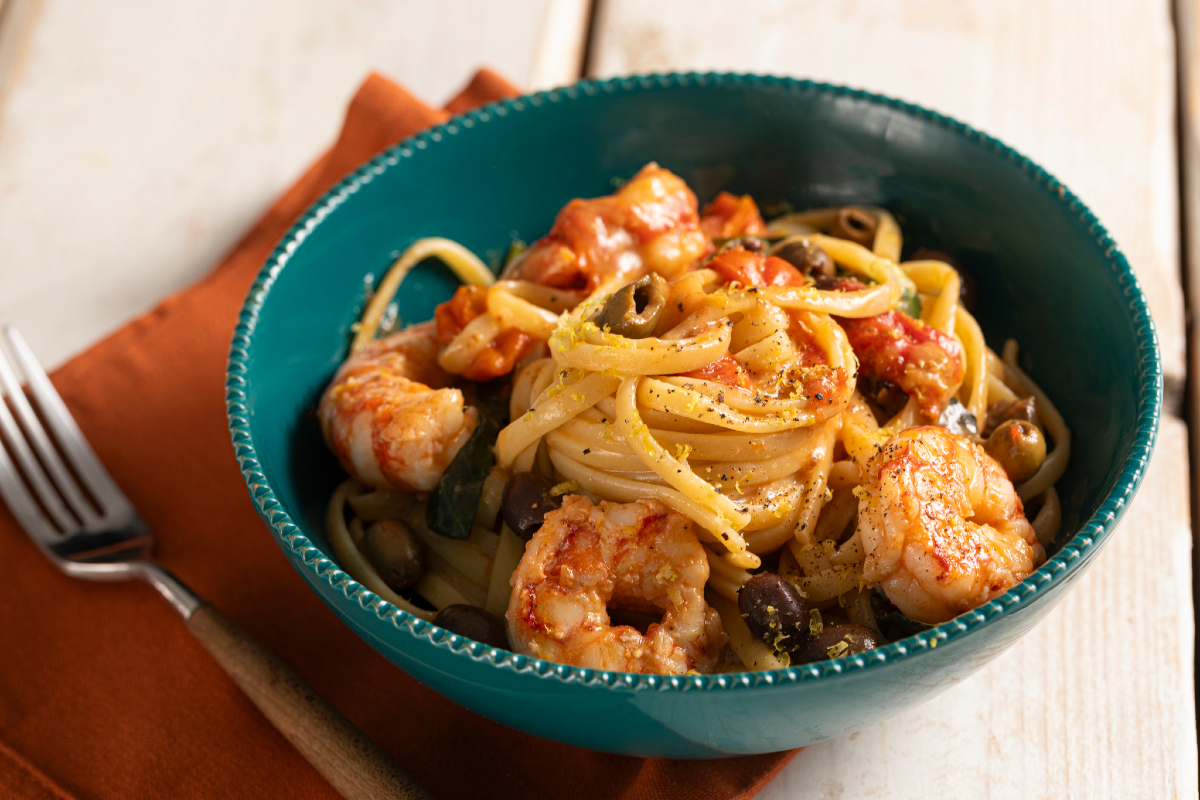 Linguine com camarões grandes, tomatinhos e limão
