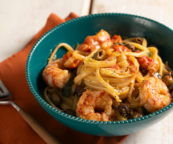 Linguine com camarões grandes, tomatinhos e limão