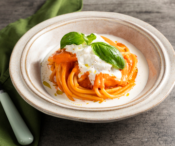 Massa com molho de tomatinhos e stracciatella