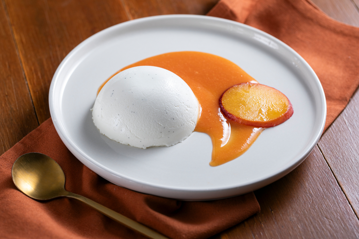 Panna cotta com coulis de pêssego