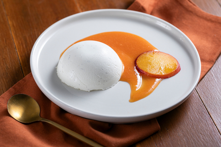 Panna cotta com coulis de pêssego