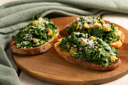 Bruschetta com favas e ervas