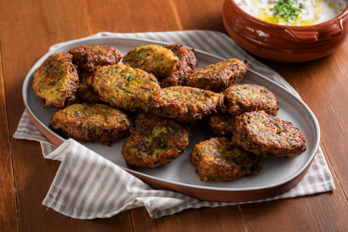 Bolinho de abobrinha e feta com molho de iogurte