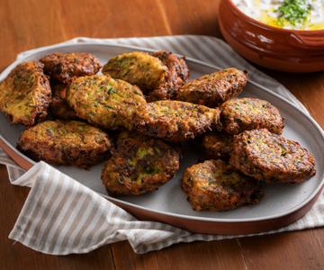 Bolinho de abobrinha e feta com molho de iogurte