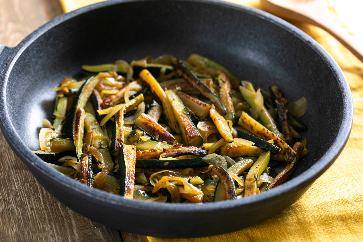 Abobrinhas na frigideira saborosas com cebola