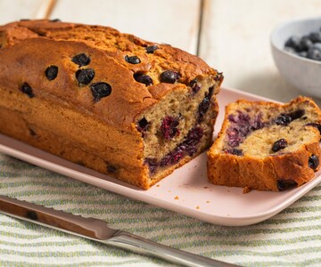 Bolo inglês de banana e mirtilos