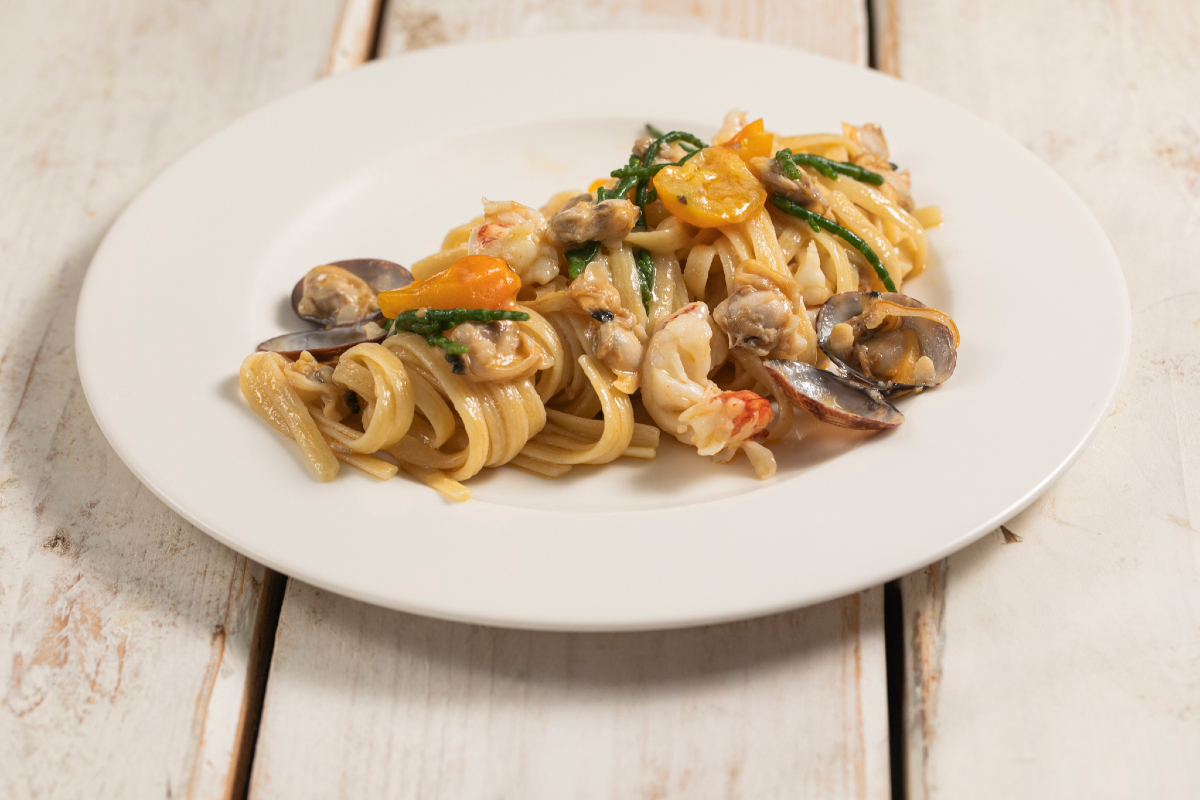 Pasta com mariscos, camarões e salicórnia
