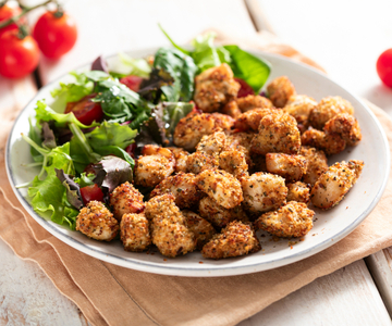 Pedaços de frango na fritadeira sem óleo