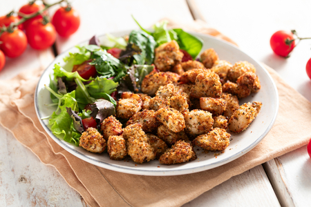 Pedaços de frango na fritadeira sem óleo