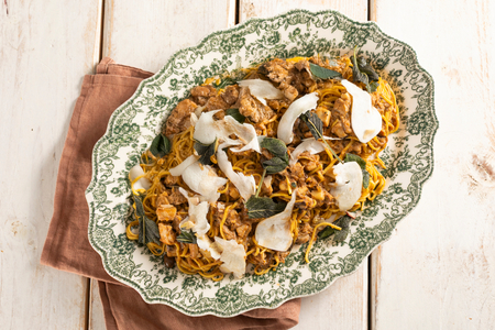Tagliolini com ragu de coelho e cogumelos