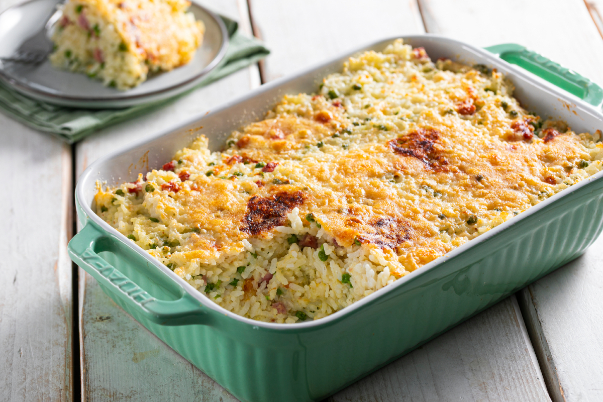 Arroz assado no forno em branco