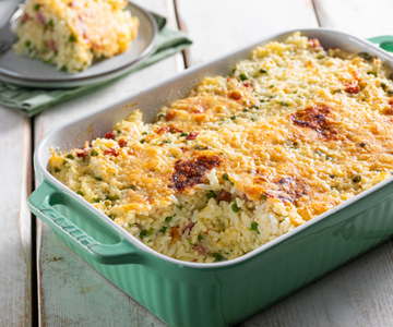 Arroz assado no forno em branco