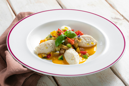 Gnudi de ricota com ragu de legumes